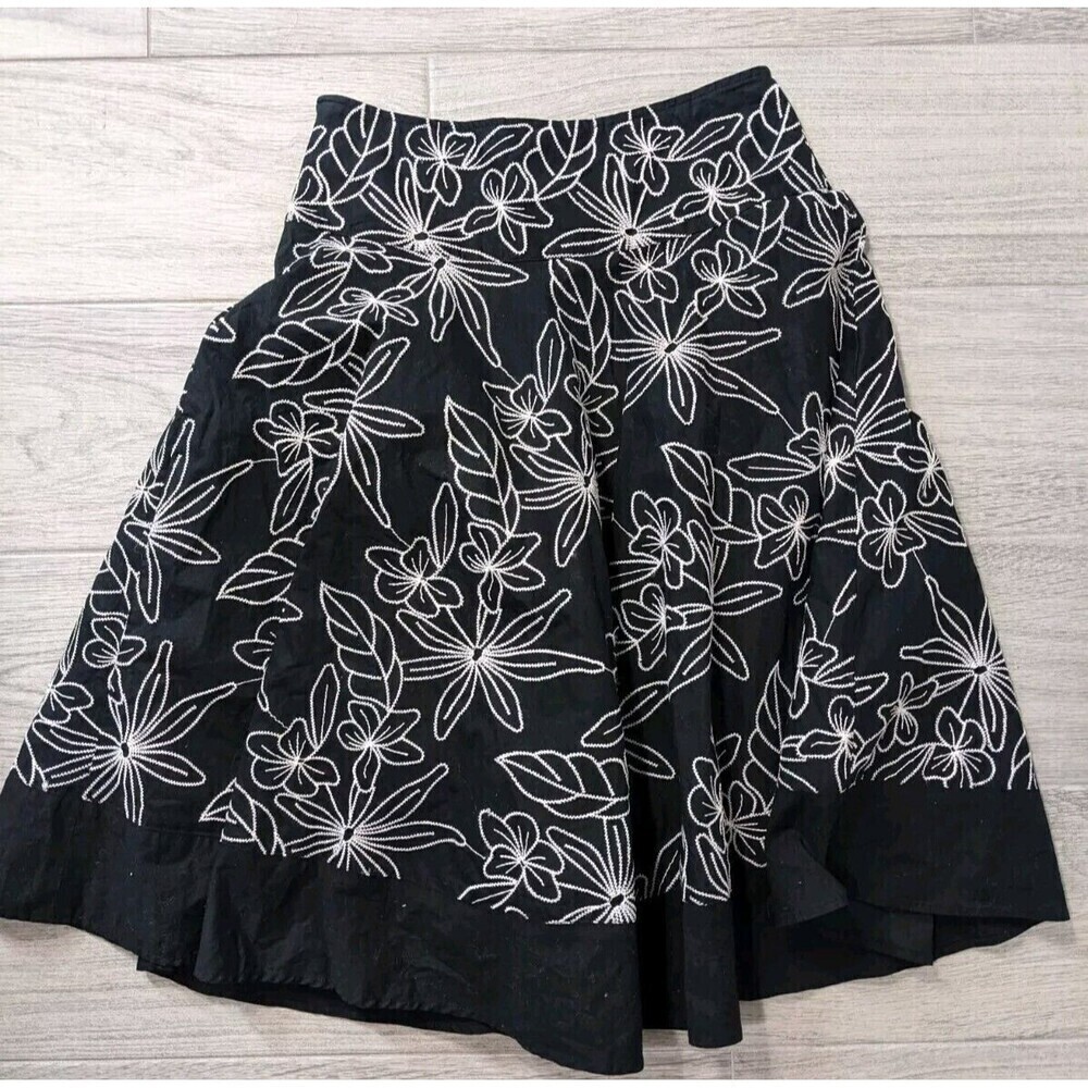 White House Black Market Embroidered Floral Skirt Size 0 Office Elegant N38 - Picture 2 of 5